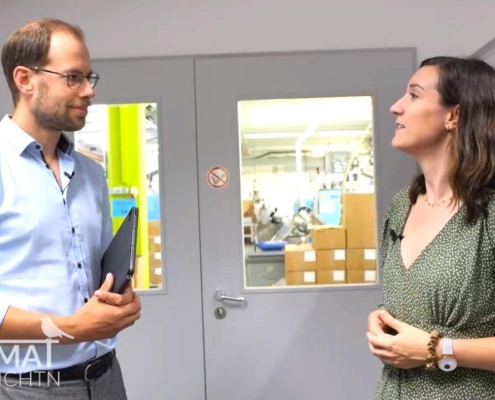 Polymold in den "Heimat Gschichtn" am 28.6.2023. Geschäftsführer und Inhaber Jonathan Welz zeigt Romana Füssel von München.TV die Kunststoff-Spritzguss-Fertigung.