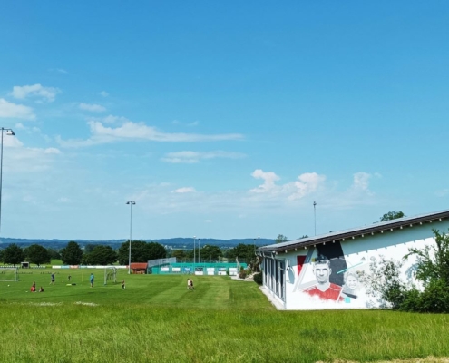 Am Sportplatz vom TSV Pähl: Durch Fussball-Profi Thomas Müller wurde unser Ort weltbekannt. Per Graffiti am Sportheim ist er immer präsent!