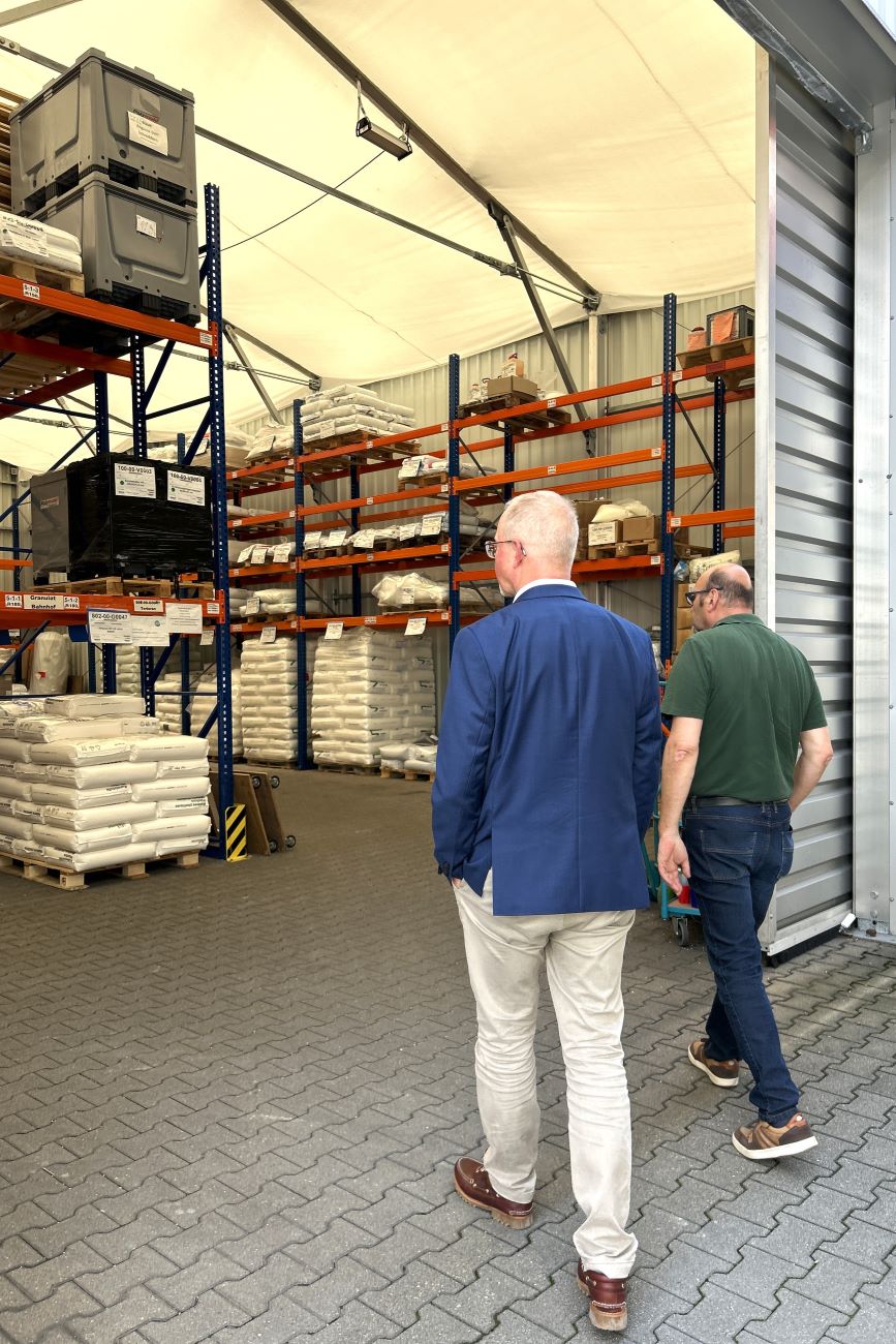 Hier lagern Farbpigmente und andere Ausgangsmaterialien für Kunststoff-Spritzguss Hier lagern Farbpigmente und andere Ausgangsmaterialien für Kunststoff-Spritzguss