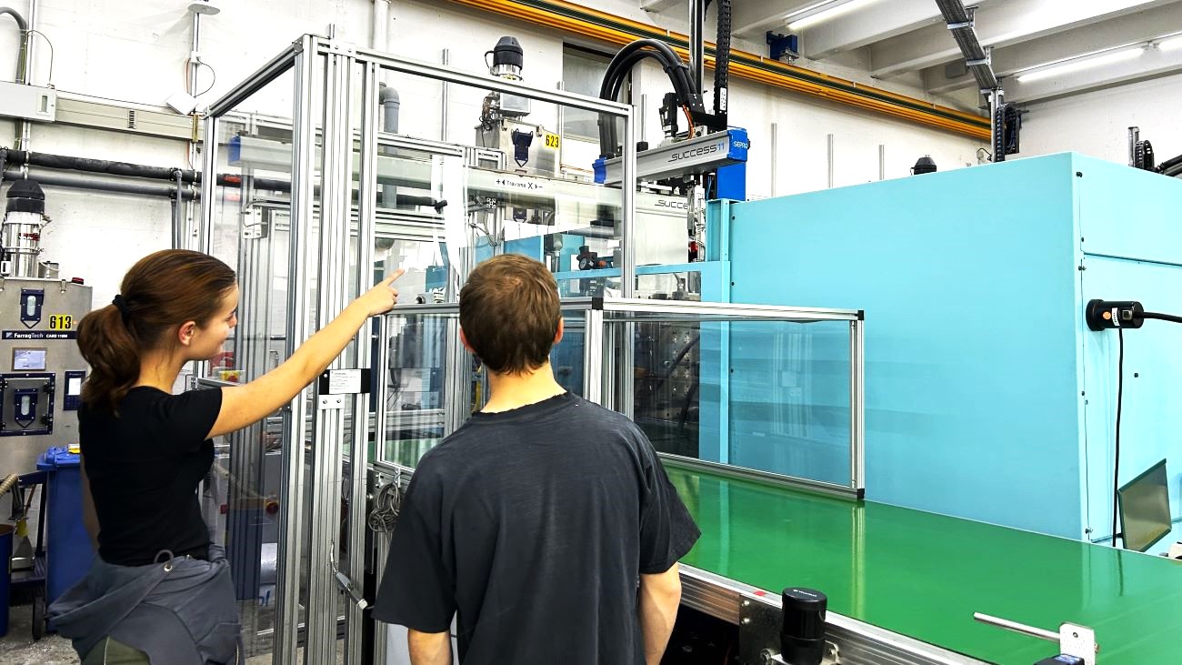 Azubi-X-change mit DELO geht in die 2. Runde: wieder sind zwei angehende Werkstoffprüfer 2 Wochen bei uns in Pähl, um mehr über Kunststoff & Spritzguss zu erfahren: Herzlich Willkommen bei POLYMOLD