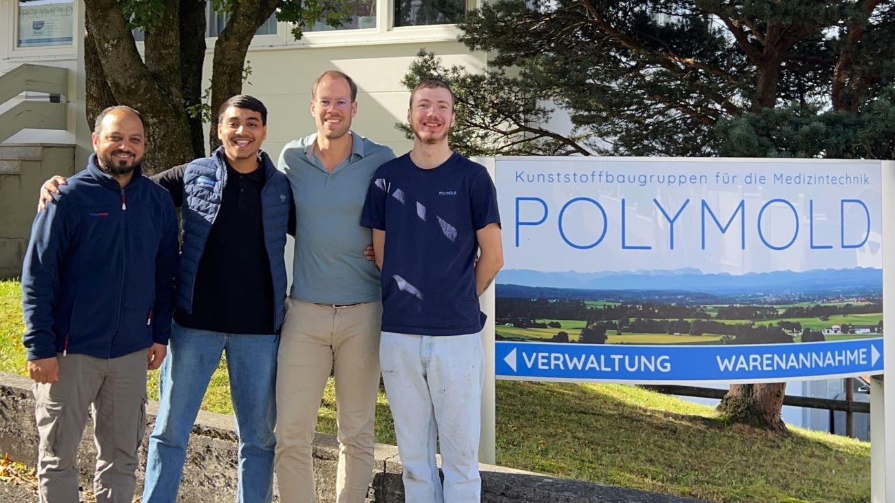Herzlich Willkommen bei POLYMOLD. Jonathan Welz (2.v.re.) begrüßt unsere 3 neuen Kollegen (v.li.): Khalid Khan, Vrai Bhatt und Azubi Danyil Kashyrin.