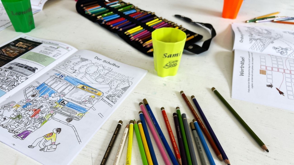 Einsteigen am Schulbus POLYMOLD unterstützt als Sponsor das Kinder-Malheft der Polizeigewerkschaft. Spielerisch erlernen die Kinder beim Ausmalen verschiedenster Verkehrssituationen, sich sicher im Straßenverkehr zu bewegen: hier Einsteigen am Schulbus