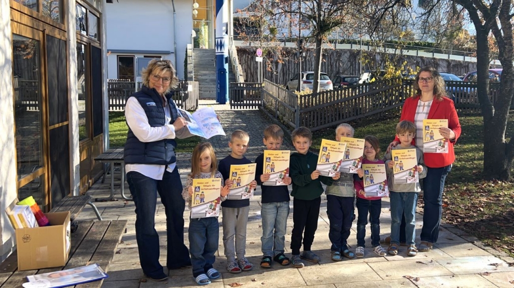 Bei schönstem Herbstwetter fand die Übergabe der Malhefte zur Verkehrssicherheit im Garten der Kita St. Christophorus in Pähl statt. Die Kinder freuen sich schon auf’s Ausmalen. Kita-Leitung Monika Kröner (re.), Elisabeth Unglert (li.) von Polymold