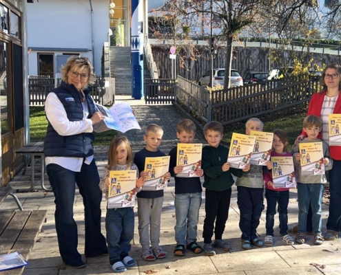 Bei schönstem Herbstwetter fand die Übergabe der Malhefte zur Verkehrssicherheit im Garten der Kita St. Christophorus in Pähl statt. Die Kinder freuen sich schon auf’s Ausmalen. Kita-Leitung Monika Kröner (re.), Elisabeth Unglert (li.) von Polymold