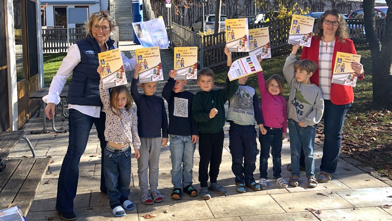 Bei schönstem Herbstwetter fand die Übergabe der Malhefte zur Verkehrssicherheit im Garten der Kita St. Christophorus in Pähl statt. Die Kinder freuen sich schon auf’s Ausmalen. Elisabeth Unglert (li./POLYMOLD) und Kita-Leitung Monika Kröner (re.)