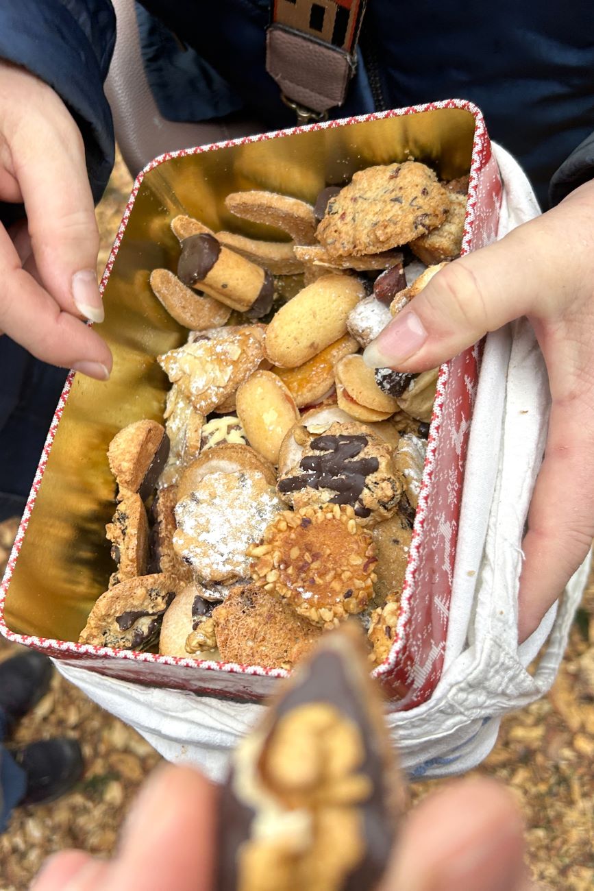 Mehr zu 25 Jahre Firmengeschichte Stärkung nach dem gemeinsamen Tannenbaum schlagen - mit selbstgebackenen Plätzchen!