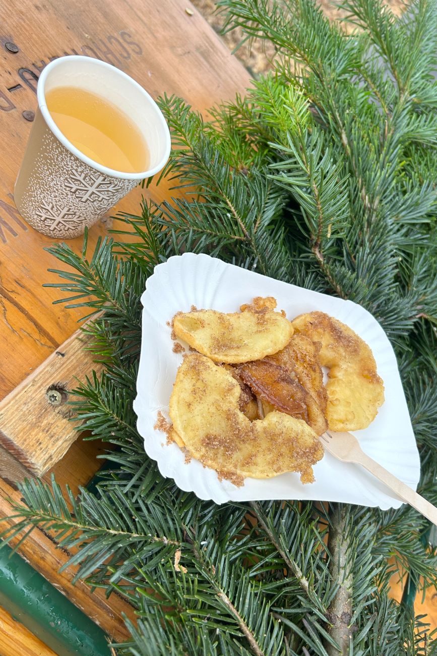 Mehr zu 25 Jahre Firmengeschichte Ob Kinderpunsch oder Glühwein, Apfel-Kiacherl oder Bratwurst - auch für das leibliche Wohl war beim gemeinsamen Tannenbaum schlagen gesorgt.