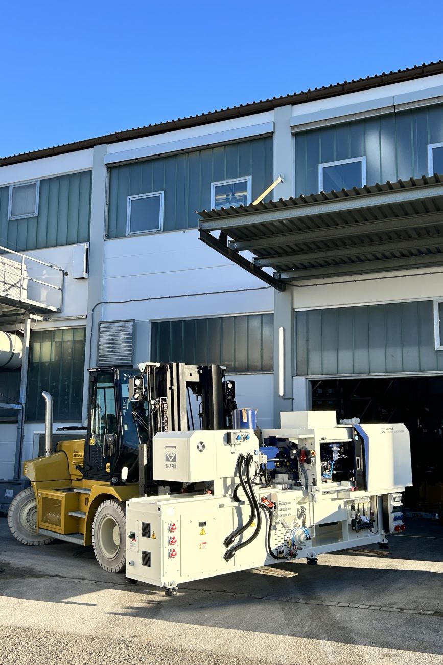 Durchstarten mit 4 neuen Maschinen bei POLYMOLD - Hier wird gerade eine davon in unsere Spritzgusshalle gezirkelt.