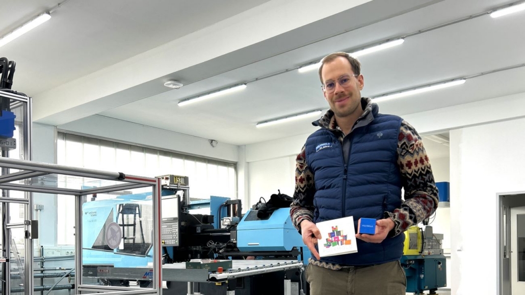 Vorfreude auf Weihnachten und auf vergrößerte Kapazitäten bei POLYMOLD. Inhaber Jonathan Welz – mit unserer Weihnachtskarte 2025 und dem Zauberwürfel-Tannenbaum. Vorfreude auf Weihnachten und auf vergrößerte Kapazitäten bei POLYMOLD. Inhaber Jonathan Welz - mit unserer Weihnachtskarte 2025 und dem Zauberwürfel-Tannenbaum.