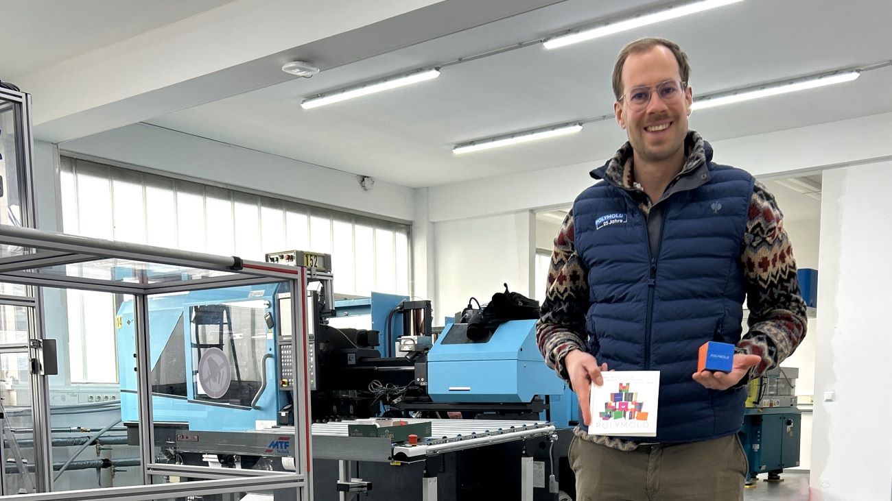 Vorfreude auf Weihnachten und vergrößerte Kapazitäten bei POLYMOLD. Inhaber Jonathan Welz – mit Weihnachtskarte 2025 und unserem Zauberwürfel-Tannenbaum. Vorfreude auf Weihnachten und vergrößerte Kapazitäten bei POLYMOLD. Inhaber Jonathan Welz - mit Weihnachtskarte 2025 und unserem Zauberwürfel-Tannenbaum.