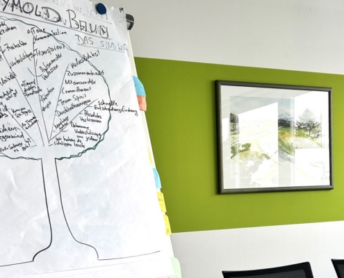 POLYMOLD ist wie ein starker Baum, der seit über 25 Jahren wächst! Dieser Ressourcenbaum erzählt vom WIE, viel über unsere Unternehmenskultur und ganz viel vom WIR.