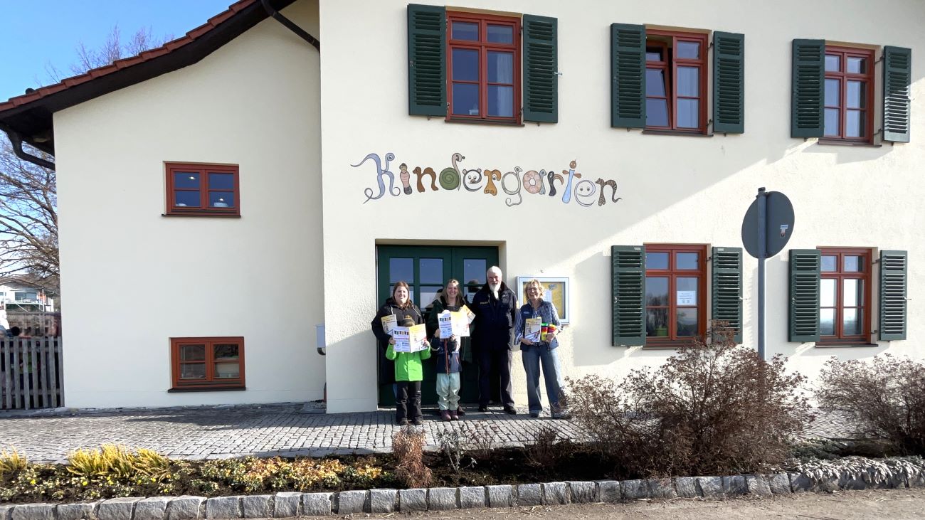 Verkehrssicherheit spielerisch lernen und vertiefen - POLYMOLD übergibt gesponserte Malhefte an die Kita St. Elisabeth in Pähl/Fischen. Die Kinder sind schon ganz vertieft...