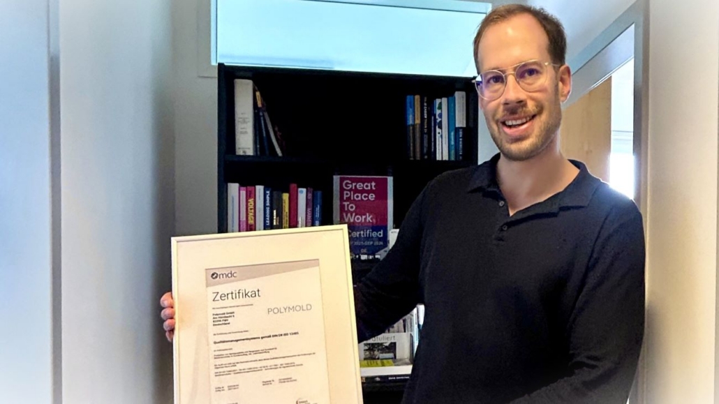 Stolz und Freude: Geschäftsführer und POLYMOLD-Inhaber Jonathan Welz mit dem DIN EN ISO 13485 Zertifikat – es steht für die Königsklasse in der Medizintechnik! Stolz und Freude: Geschäftsführer und POLYMOLD-Inhaber Jonathan Welz mit dem DIN EN ISO 13485 Zertifikat - es steht für die Königsklasse in der Medizintechnik!