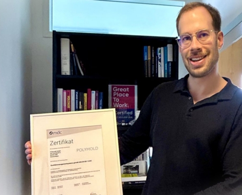 Stolz und Freude: Geschäftsführer und POLYMOLD-Inhaber Jonathan Welz mit dem DIN EN ISO 13485 Zertifikat - es steht für die Königsklasse in der Medizintechnik!