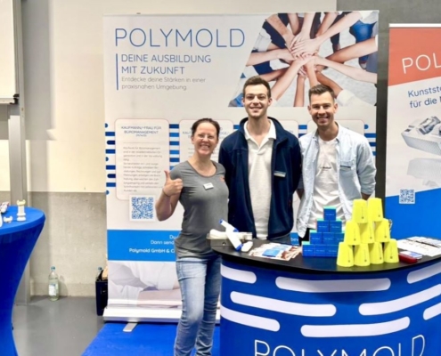 POLYMOLD auf der Ausbildungsmesse 2026 in Weilheim - beste Stimmung beim Standteam und unter den Ausstellern in Raum B107 - hier mit Gast vom Schöffmann-Stand.