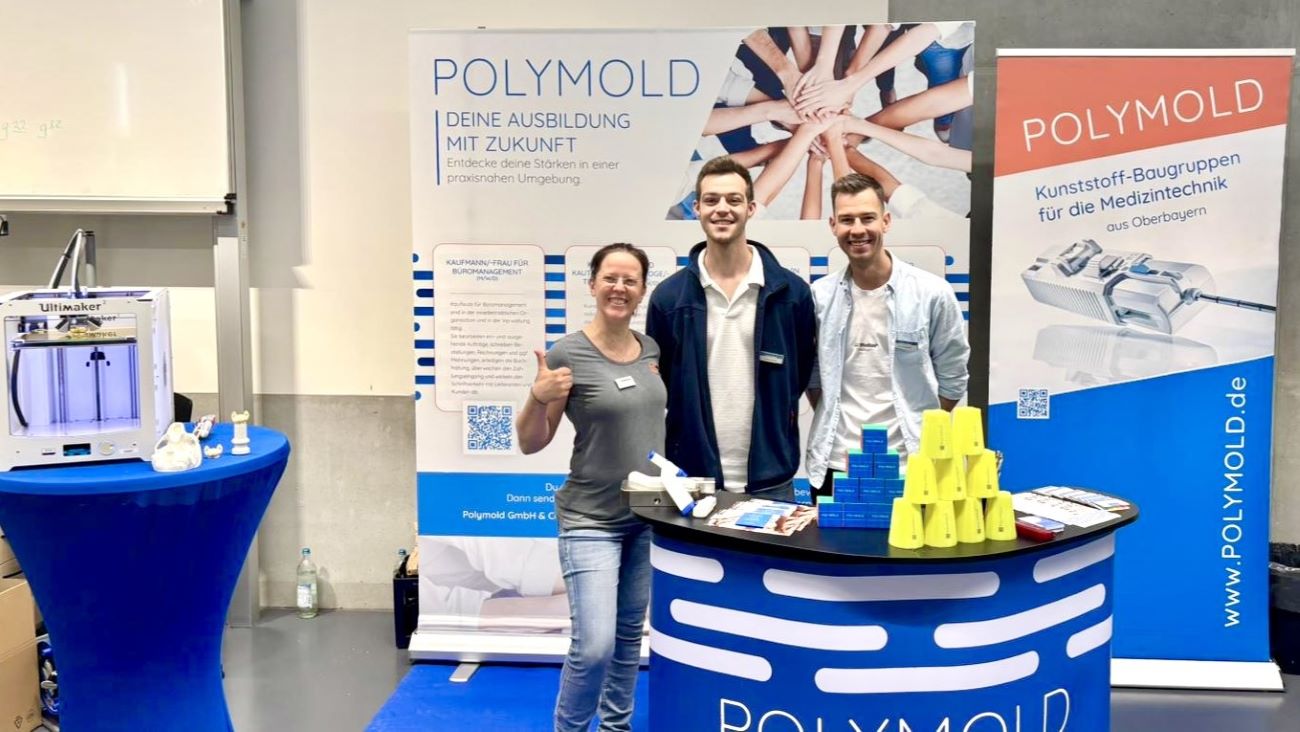 POLYMOLD auf der Ausbildungsmesse 2026 in Weilheim – beste Stimmung beim Standteam und unter den Ausstellern in Raum B107 – hier mit Gast vom Schöffmann-Stand. POLYMOLD auf der Ausbildungsmesse 2026 in Weilheim - beste Stimmung beim Standteam und unter den Ausstellern in Raum B107 - hier mit Gast vom Schöffmann-Stand.