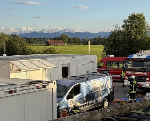 Feuerwehrübung bei POLYMOLD von den FFW's Pähl und Fischen. Übungsszenario: Brand im Lager mit starker Rauchentwicklung und vermissten Personen | Juli 2026