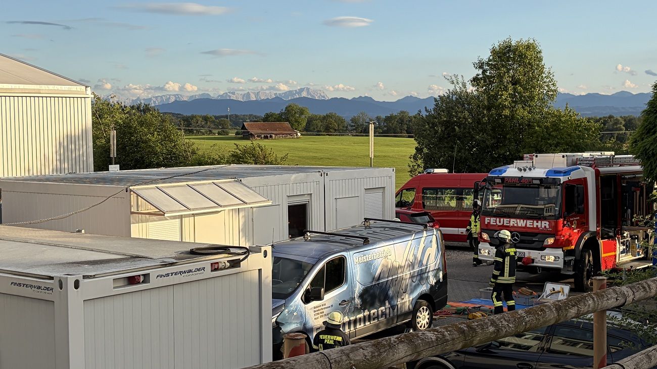 Feuerwehrübung bei POLYMOLD von den FFW’s Pähl und Fischen. Übungsszenario: Brand im Lager mit starker Rauchentwicklung und vermissten Personen | Juli 2026 Feuerwehrübung bei POLYMOLD von den FFW's Pähl und Fischen. Übungsszenario: Brand im Lager mit starker Rauchentwicklung und vermissten Personen | Juli 2026