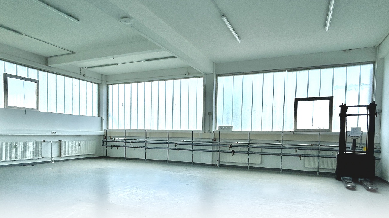 Wir schaffen Platz! ...Platz für 2 neue Kunststoffspritzguss-Maschinen, die noch im Juli in diese neue Halle einziehen werden. Wir schaffen Platz! ...Platz für 2 neue Kunststoffspritzguss-Maschinen, die noch im Juli in diese neue Halle einziehen werden.