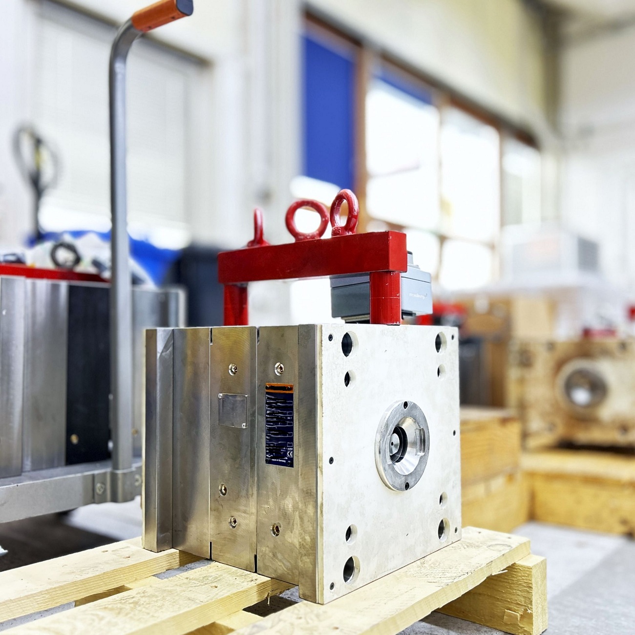 Zum Whitepaper "Werkzeugverlagerung" Werkzeugverlagerung zu POLYMOLD