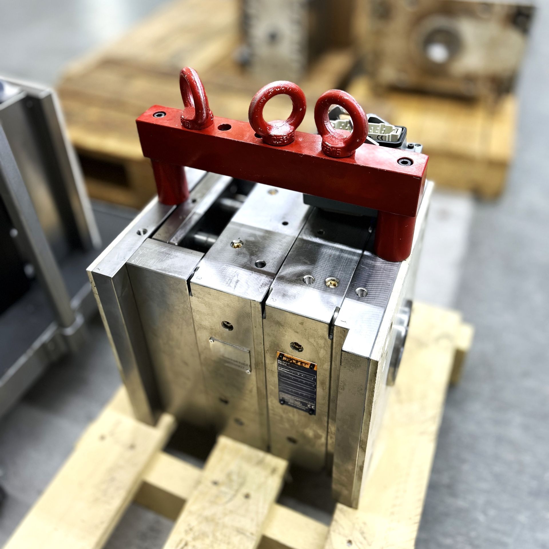 Zum Whitepaper "Werkzeugverlagerung" Werkzeugverlagerung zu POLYMOLD