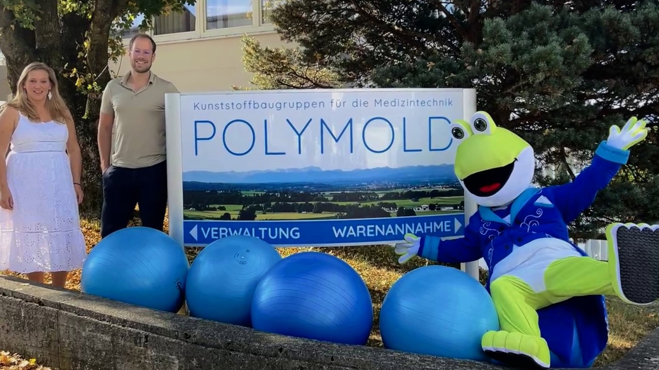 GEMEINSAM MEHR BEWEGEN – POLYMOLD spendet 10 blaue Gymnastikbälle für Krötis Kinderkurse: Auf dass die Bälle ganz spielerisch noch ganz viel Positives ins Rollen bringen! GEMEINSAM MEHR BEWEGEN - POLYMOLD spendet 10 blaue Gymnastikbälle für Krötis Kinderkurse: Auf dass die Bälle ganz spielerisch noch ganz viel Positives ins Rollen bringen!