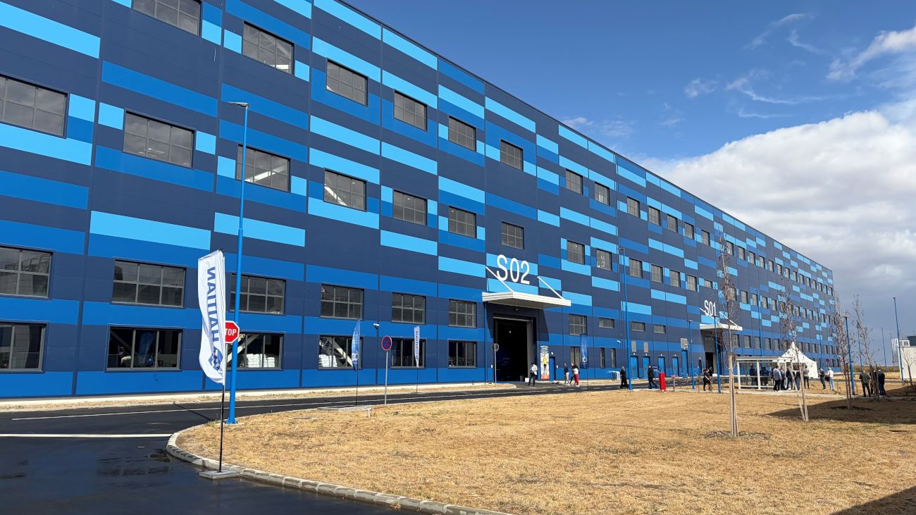 Neues HAITIAN-Werk in Ruma/Serbien | Werksbesuch von Jonathan Welz und Josef Irion zum Open House am neuen Standort 60 km westlich von Belgrad. Neues HAITIAN-Werk in Ruma/Serbien | Werksbesuch von Jonathan Welz und Josef Irion zum Open House am neuen Standort 60 km westlich von Belgrad.