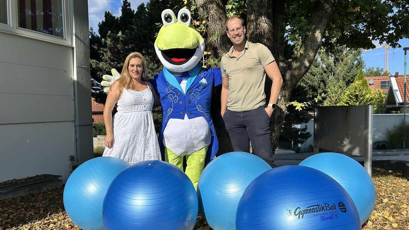 Kathy Raab und Kröti freuen sich gemeinsam mit Sponsor, Jonathan Welz. über die neuen Gymnastikbälle. Dass sie blaue Bälle ausgesucht hat, wie unser POLYMOLD-Logo, ist übrigens reiner Zufall, wenn auch ein schöner :-)
